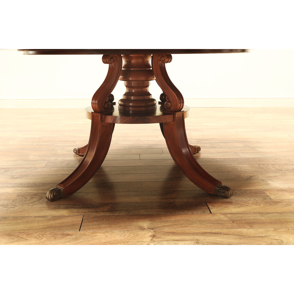 Mahogany Dining Table With Outswept Duncan Phyfe Pedestal
